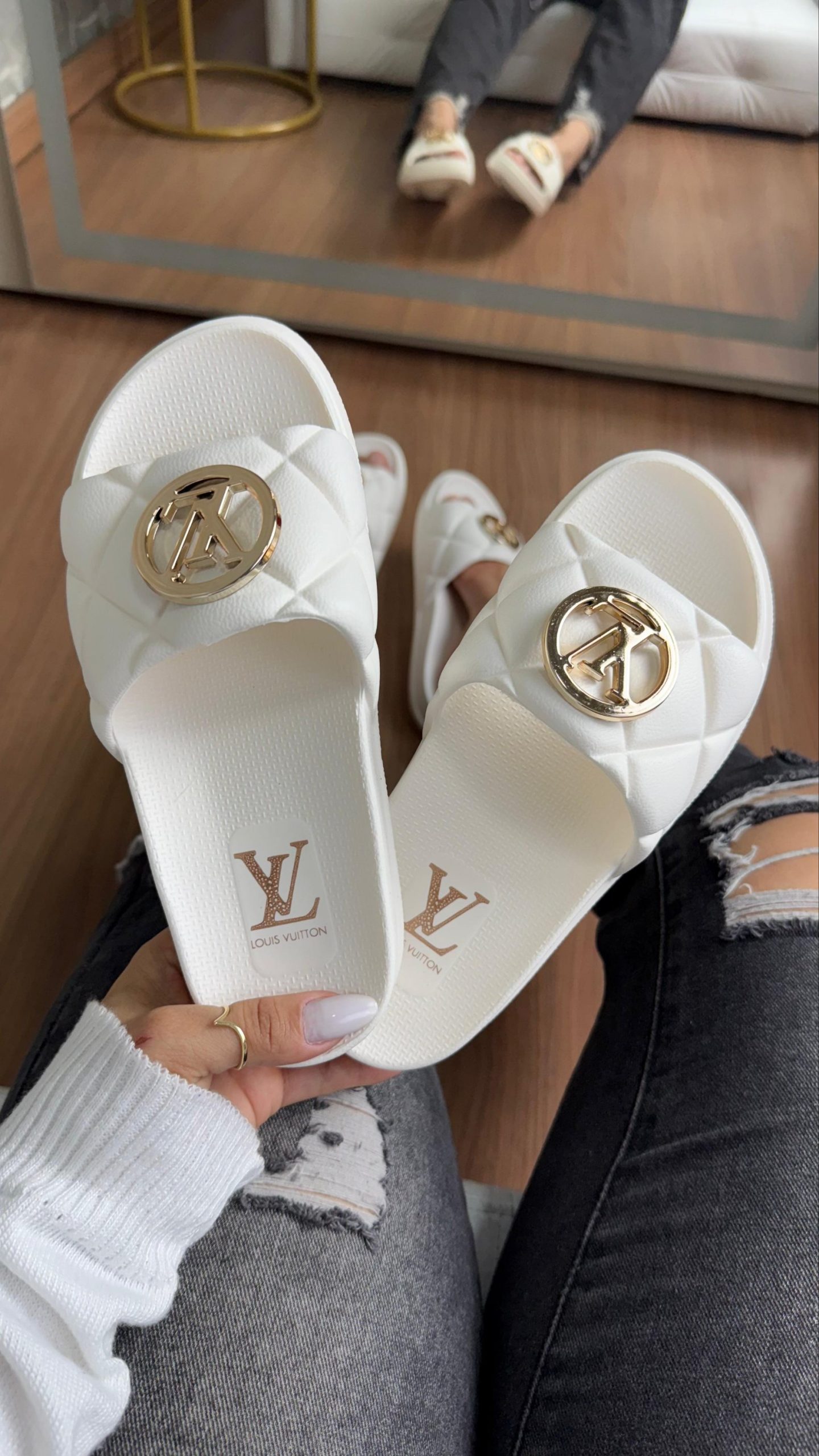 O LUXO AOS SEUS PÉS: SLIDES LOUIS VUITTON QUILTED - Imagem 6