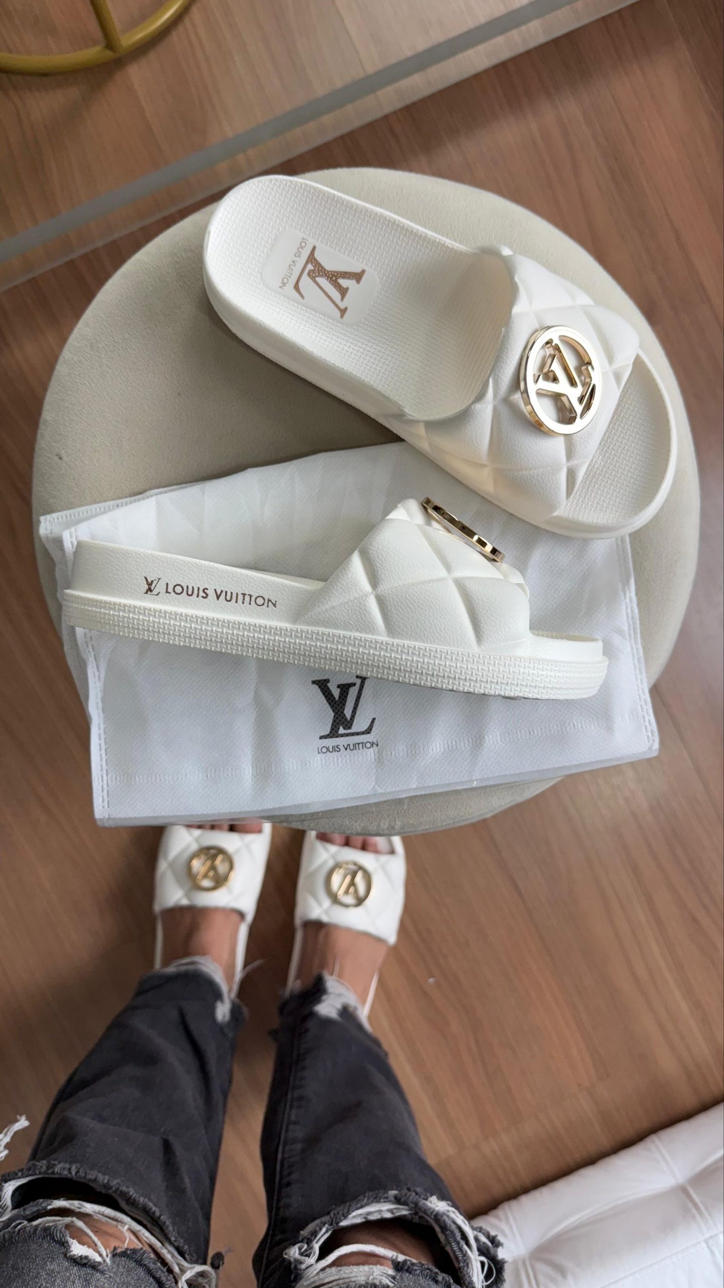 O LUXO AOS SEUS PÉS: SLIDES LOUIS VUITTON QUILTED - Imagem 2