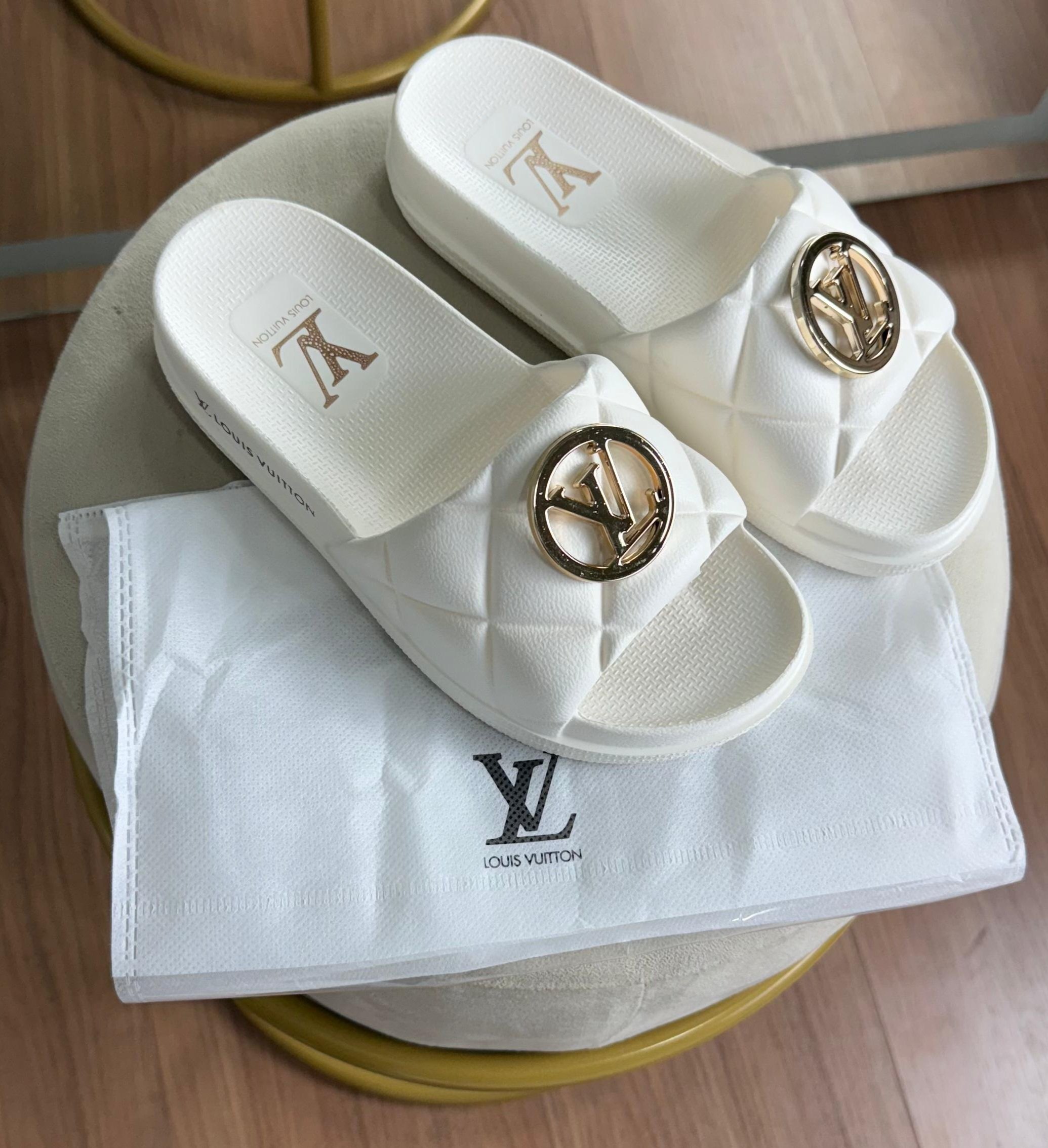 O LUXO AOS SEUS PÉS: SLIDES LOUIS VUITTON QUILTED