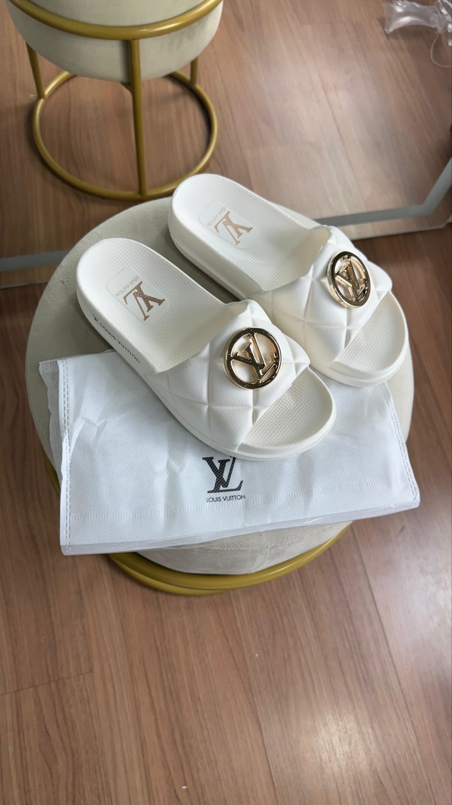 O LUXO AOS SEUS PÉS: SLIDES LOUIS VUITTON QUILTED - Imagem 7