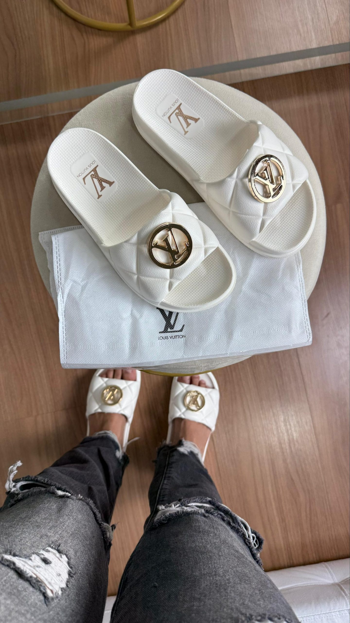 O LUXO AOS SEUS PÉS: SLIDES LOUIS VUITTON QUILTED - Imagem 3