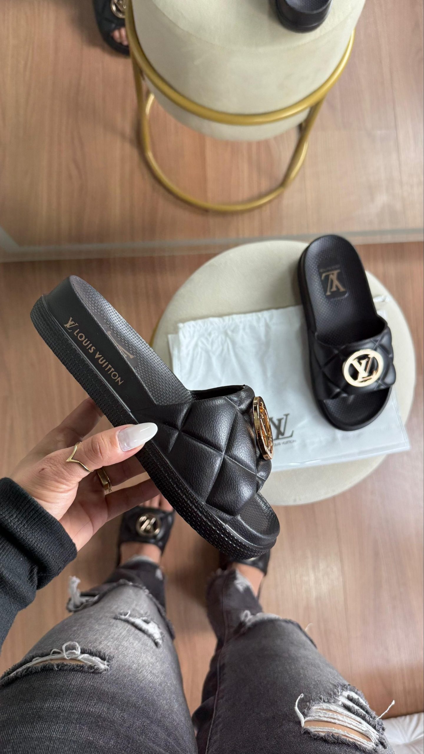 O LUXO AOS SEUS PÉS: SLIDES LOUIS VUITTON QUILTED - Imagem 5