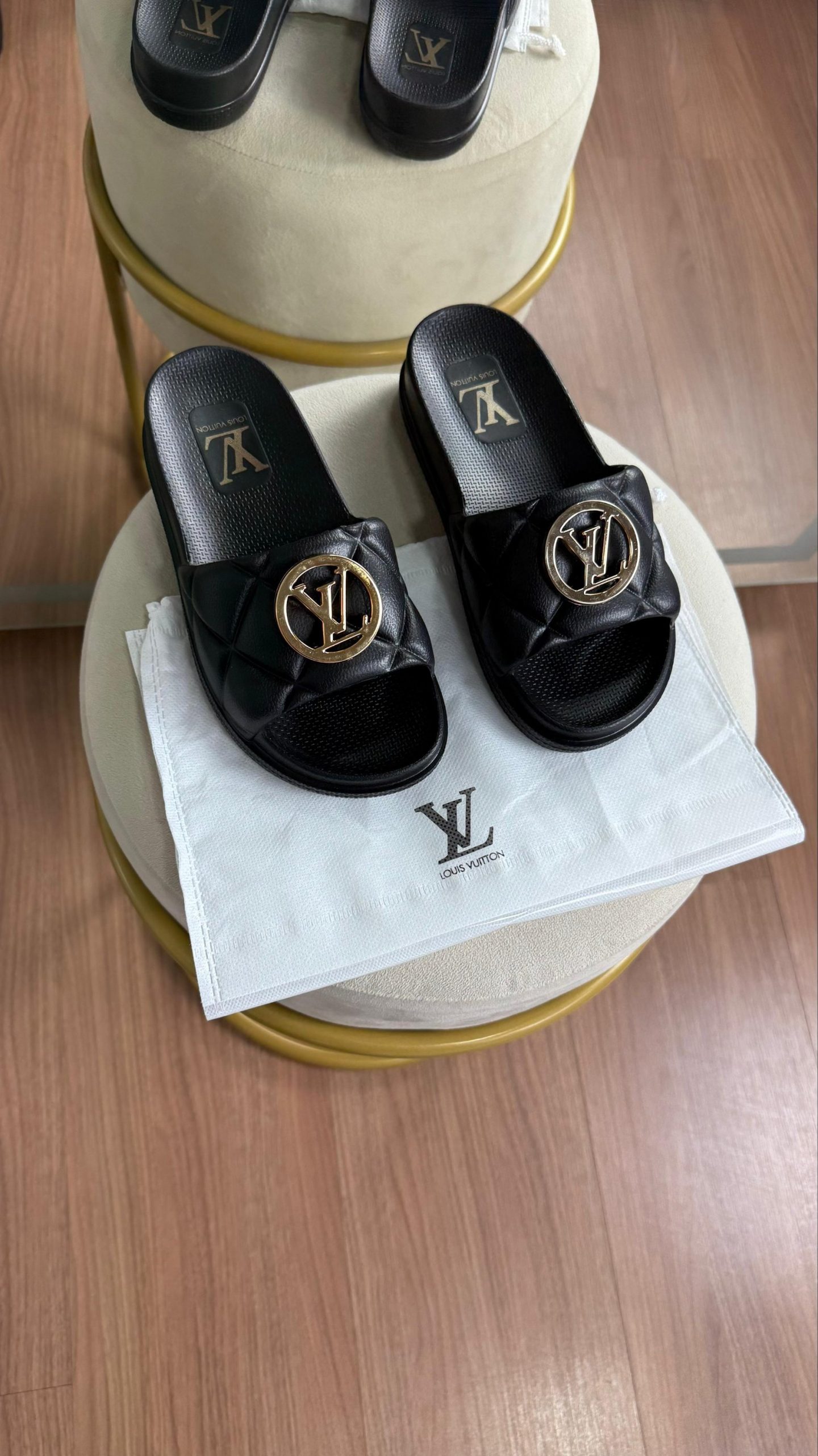 O LUXO AOS SEUS PÉS: SLIDES LOUIS VUITTON QUILTED - Imagem 8