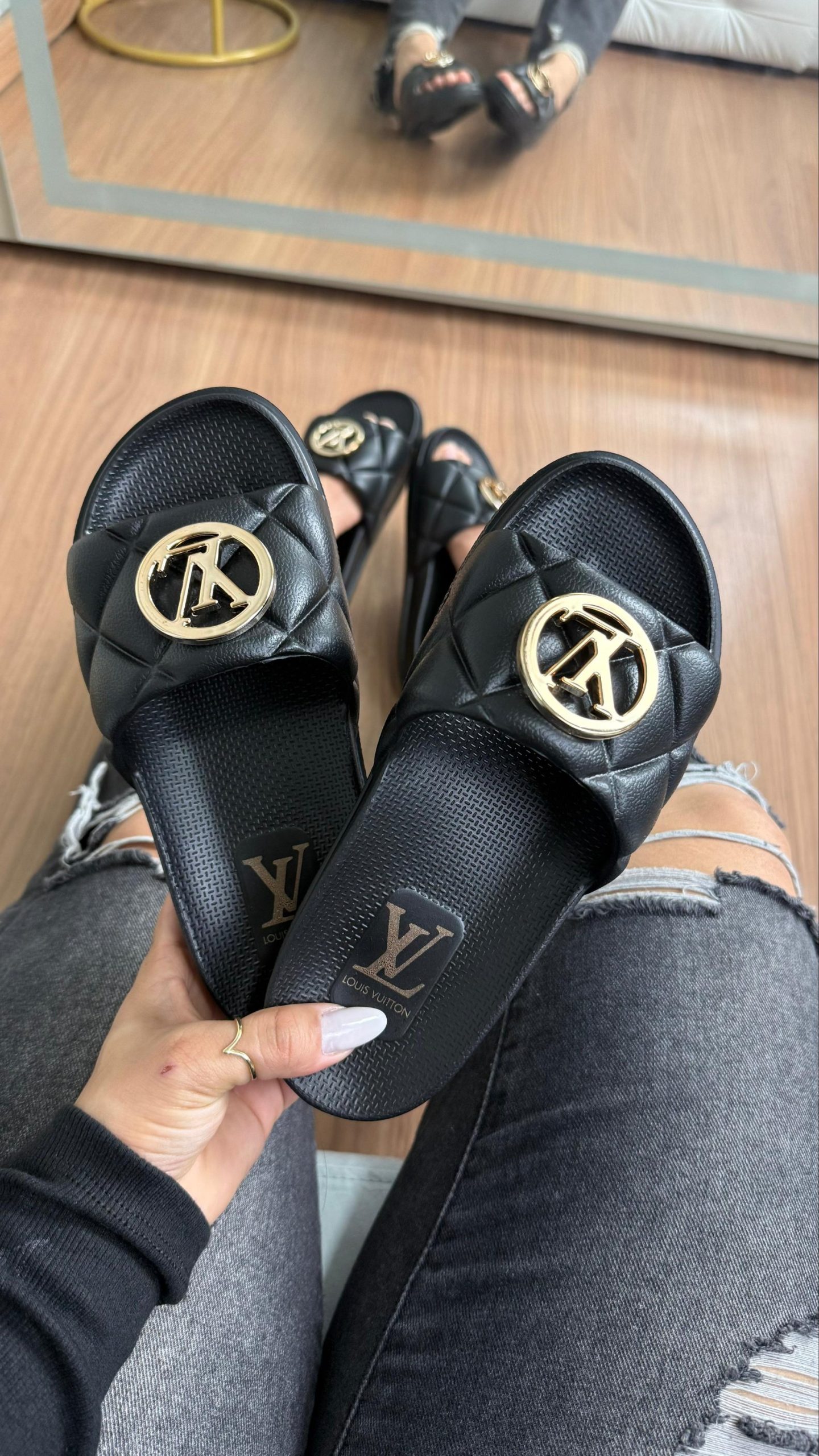 O LUXO AOS SEUS PÉS: SLIDES LOUIS VUITTON QUILTED - Imagem 10